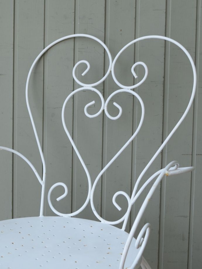 フランスのおしゃれなチェア、背もたれがハートで可愛いガーデンチェア