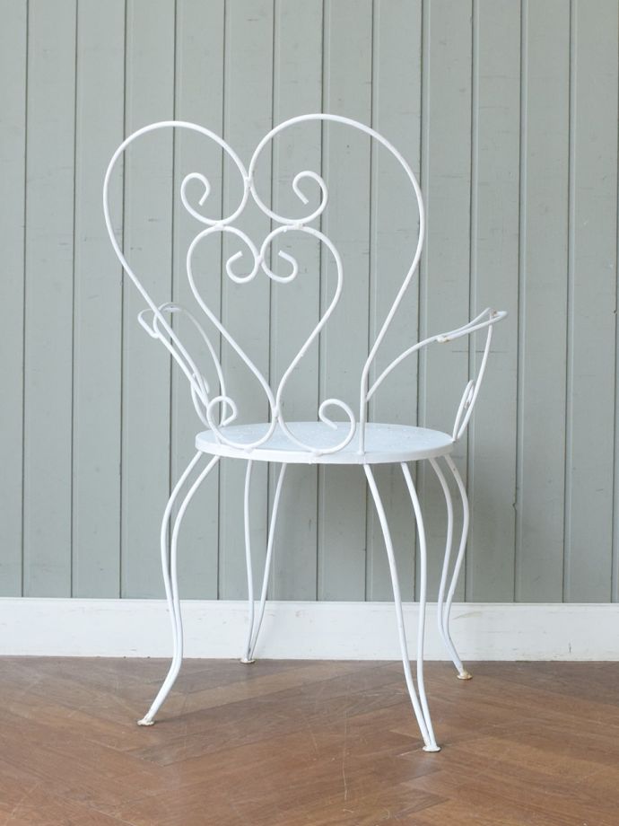フランスのおしゃれなチェア、背もたれがハートで可愛いガーデンチェア