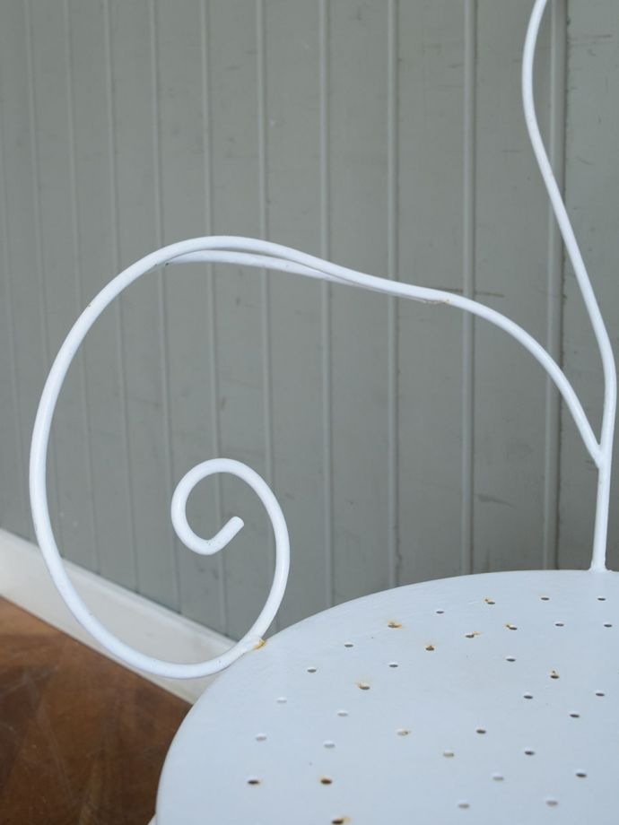 フランスのおしゃれなチェア、背もたれがハートで可愛いガーデンチェア