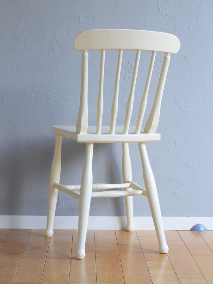 アンティークチェアの後ろ姿