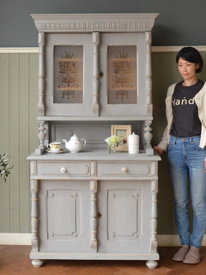 フランスのおしゃれなアンティークのキャビネット