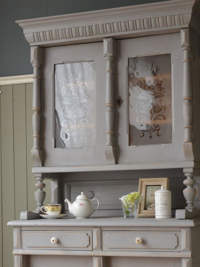 フランスらしいキャビネット