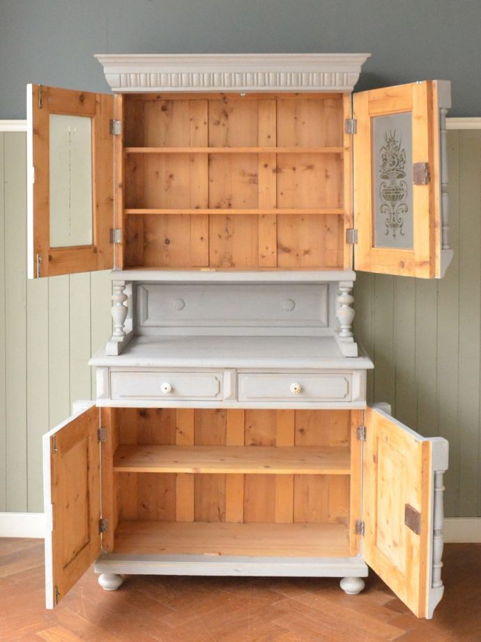 アンティークキャビネットの扉の中