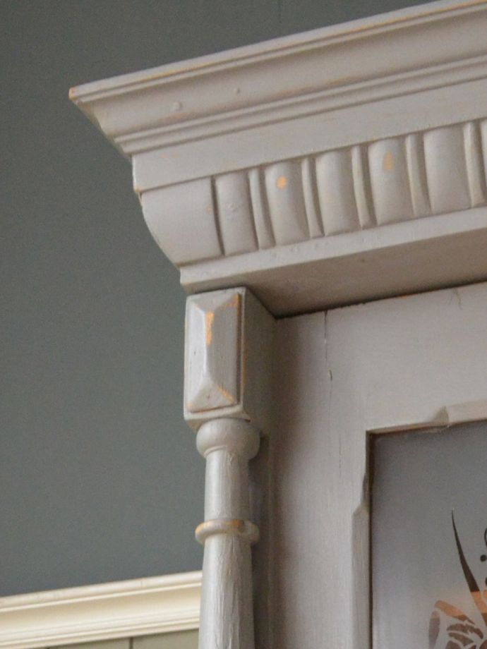 アンティーク家具らしい装飾