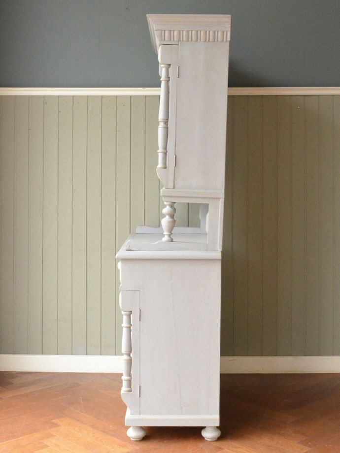 キャビネットの横顔