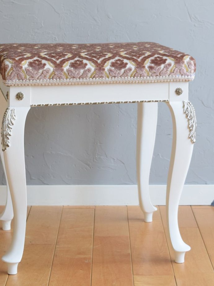 フランスの椅子らしい優雅な装飾