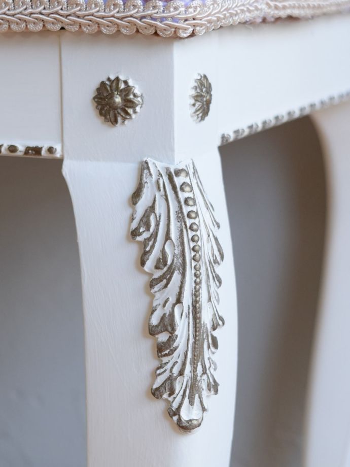 アンティーク家具らしい彫