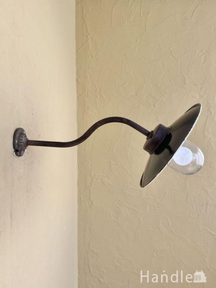 壁付け照明器具の横