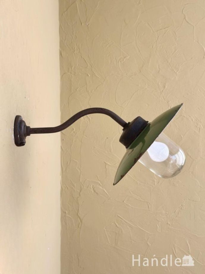 壁付け照明器具の横
