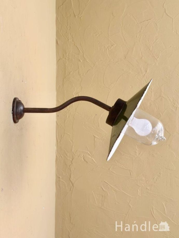 壁付け照明器具の横