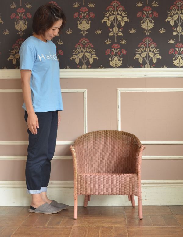 ロイドルーム アンティーク チェア ベビーピンク色のイギリスアンティーク家具、アンティークロイドルームチェア。ゆったりくつろぎの時間に・・・見て楽しむだけでなく、使って本当の良さがわかるのがロイドルームチェア。(e-116-c-1)