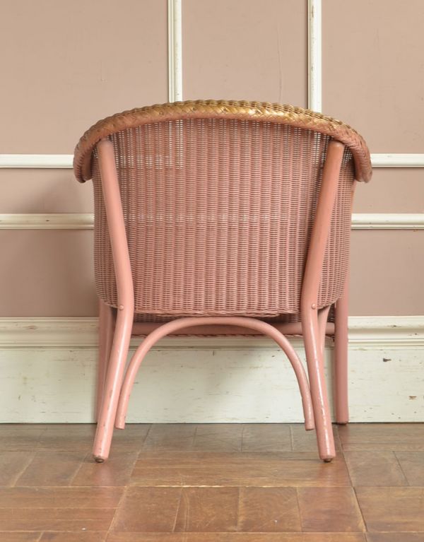 ロイドルーム アンティーク チェア ベビーピンク色のイギリスアンティーク家具、アンティークロイドルームチェア。後ろ姿にも自信があります!アンティークは新品ではないので経年変化によるキズはありますが、専門の職人が目立たないようキレイにお直しをしているので、後姿までキレイです。(e-116-c-1)