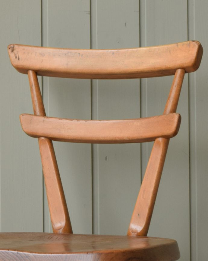 スタッキングチェアの背もたれ