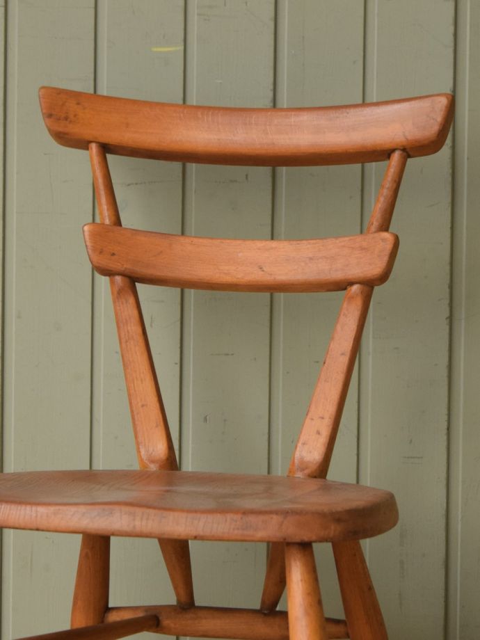 スタッキングチェアの背もたれ