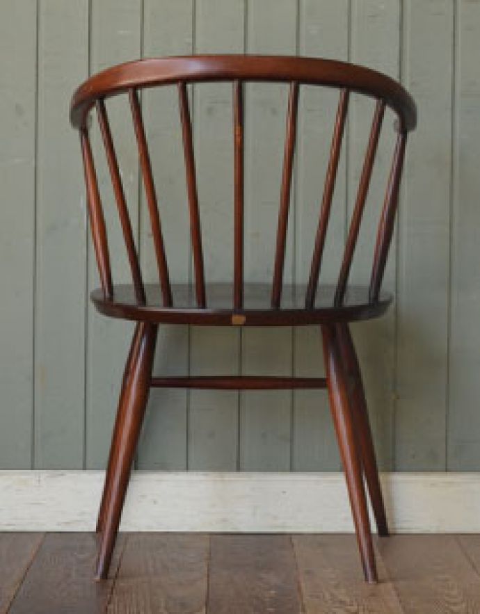 アーコールチェアの後ろ姿