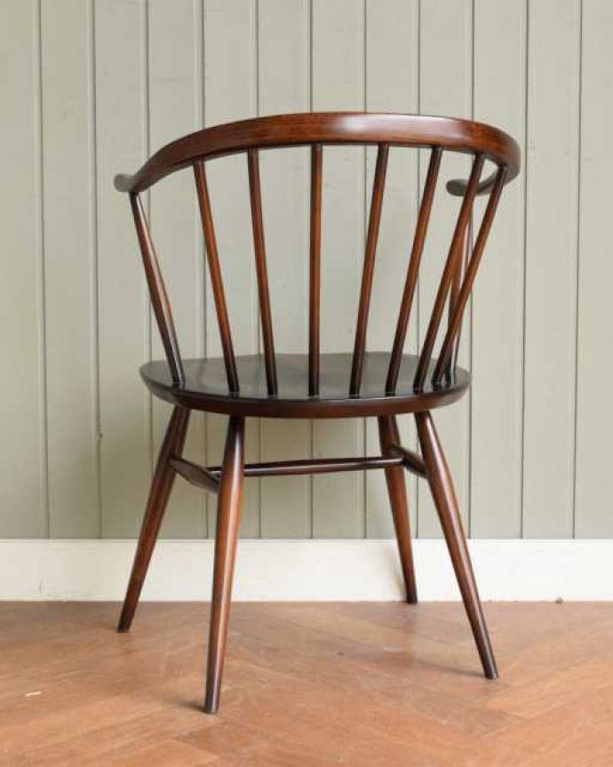 アーコールチェアの後ろ姿