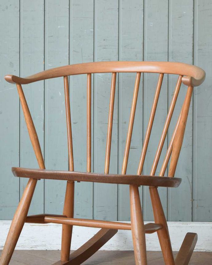 アーコールチェア アンティーク チェア アーコールのスモーカーズロッキングチェア(カスタード色・タグ付き)。アーコールの中でも特に人気のフォルムカウホーンチェアとも呼ばれる背もたれのカーブは、まるで牛の角のように力強いデザイン。(ear-12r-at)