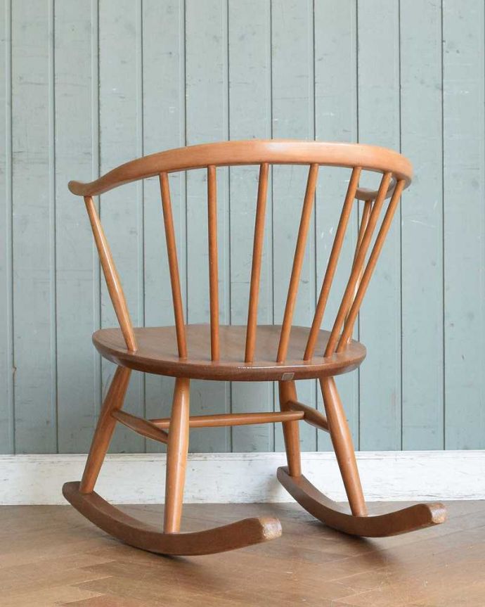 アーコールチェア アンティーク チェア アーコールのスモーカーズロッキングチェア(カスタード色・タグ付き)。後ろ姿にも自信アリ!アンティークなので経年変化によるキズはありますが、専門の職人がしっかり修復したアーコールです。(ear-12r-at)