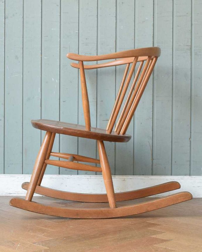 アーコールチェア アンティーク チェア アーコールのスモーカーズロッキングチェア(カスタード色・タグ付き)。横から見てもカッコいい!掛け心地のよさも自慢のアーコール。(ear-12r-at)