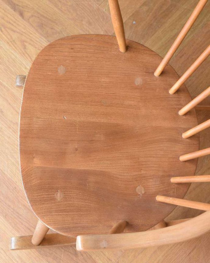 アーコールチェア アンティーク チェア アーコールのスモーカーズロッキングチェア(カスタード色・タグ付き)。座面に隠されたヒミツお尻と太もも部分に座りやすいように入っている座繰りという彫。(ear-12r-at)