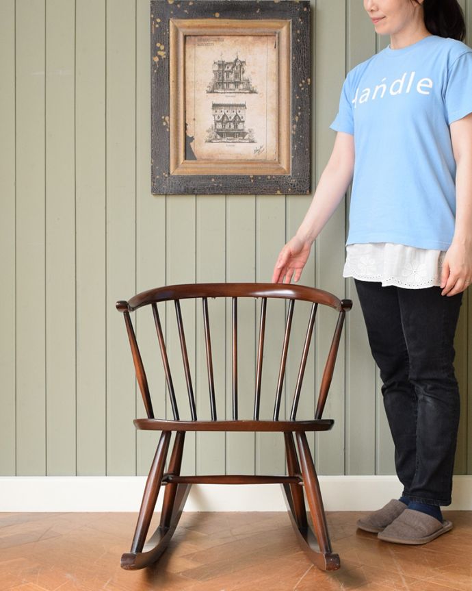 アーコールチェア　アンティーク チェア　アーコールのスモーカーズロッキングチェア（アップルチョコ色）。曲げ木の技術が活かされたアーコール背もたれにアーコールらしい曲げ木の技術が活かされたスモーカーズチェア。(ear-12r-p)