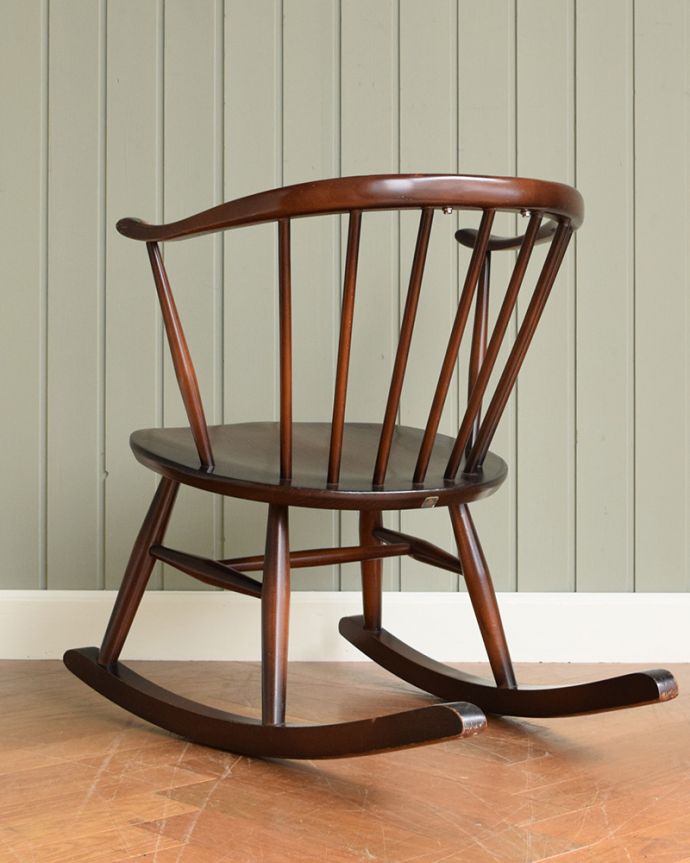 アーコールチェア　アンティーク チェア　アーコールのスモーカーズロッキングチェア（アップルチョコ色）。後ろ姿にも自信アリ！アンティークなので経年変化によるキズはありますが、専門の職人がしっかり修復したアーコールです。(ear-12r-p)