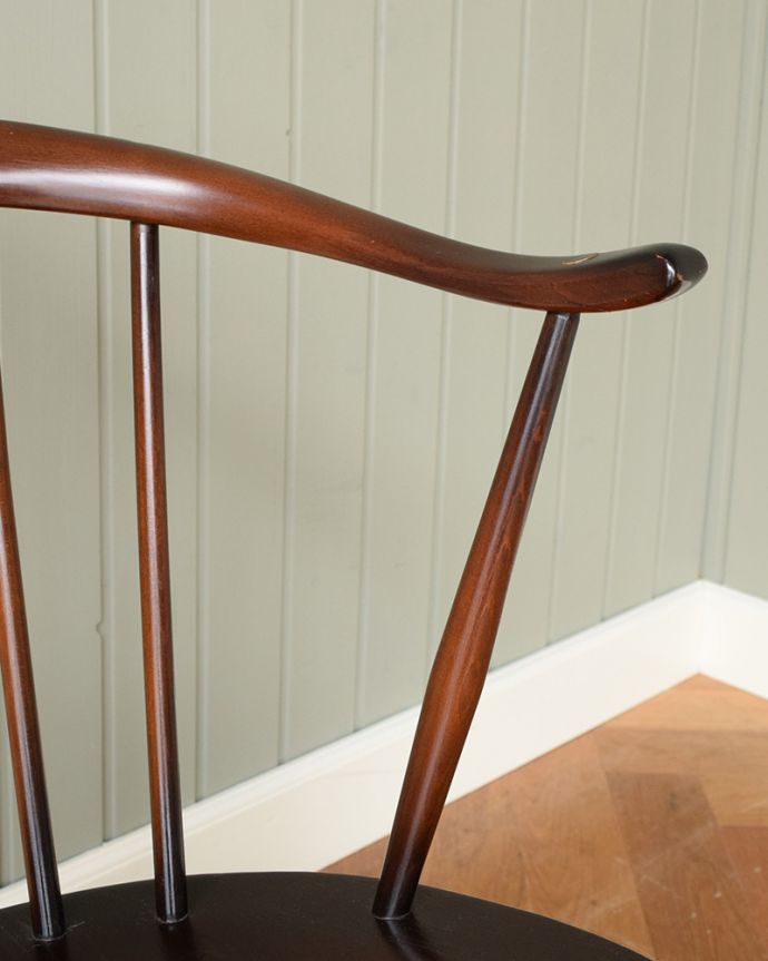 アーコールチェア　アンティーク チェア　アーコールのスモーカーズロッキングチェア（アップルチョコ色）。ちょこっと贅沢なアーム付き背もたれが低くて腰をキュッと支えてくれるデザインには、ちょこっとアームが付いています。(ear-12r-p)