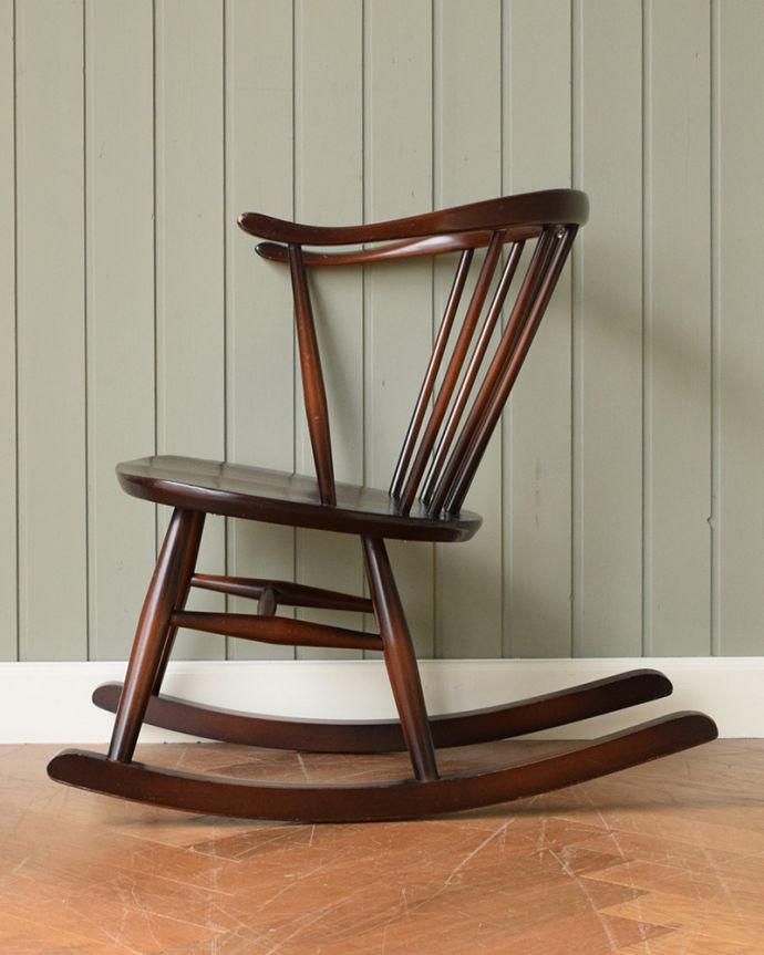 アーコールチェア　アンティーク チェア　アーコールのスモーカーズロッキングチェア（アップルチョコ色）。横から見てもカッコいい！掛け心地のよさも自慢のアーコール。(ear-12r-p)