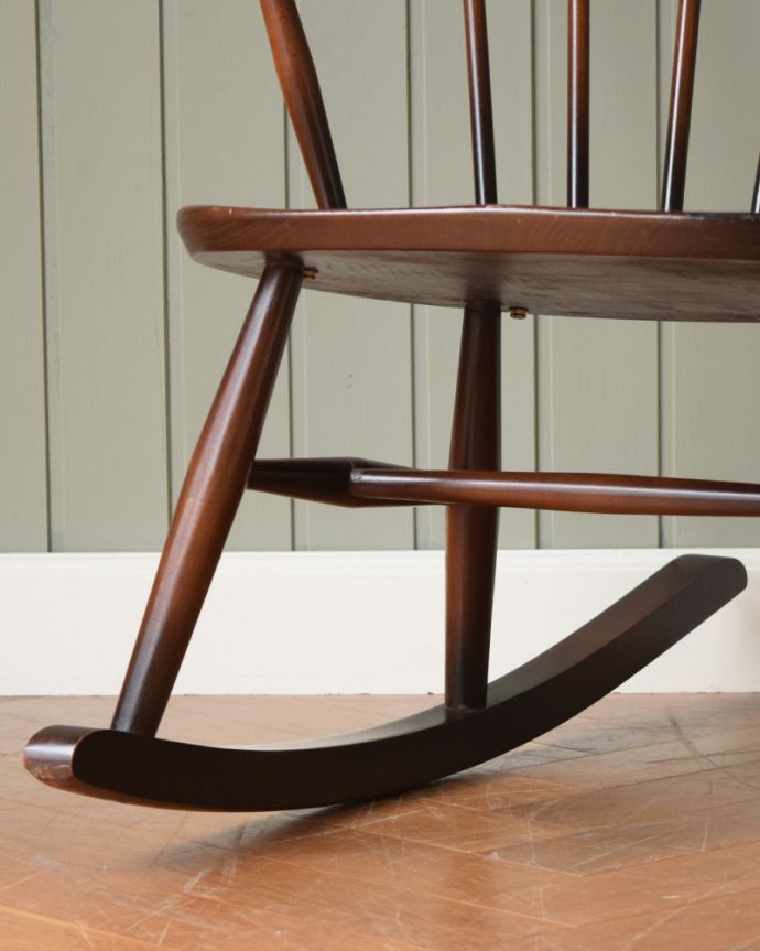 アーコールチェア　アンティーク チェア　アーコールのスモーカーズロッキングチェア（アップルチョコ色）。移動もラクラク脚の裏には、フェルトキーパーをお付けしています。(ear-12r-p)