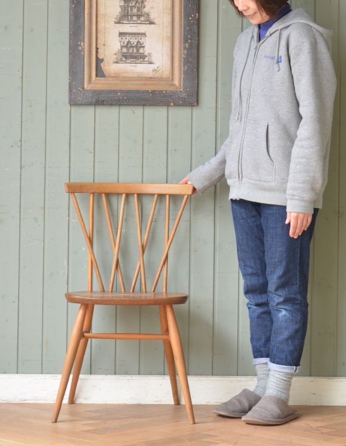 デザイン性が高いエックスバックチェア