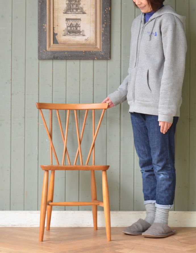 デザイン性が高いエックスバックチェア