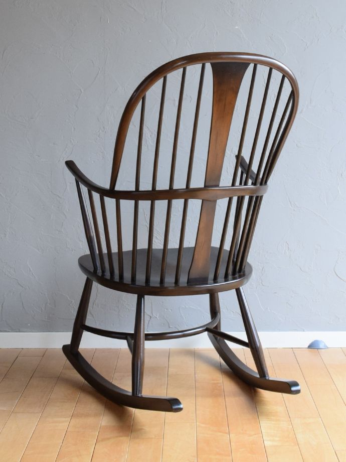 アーコールチェアの後ろ姿