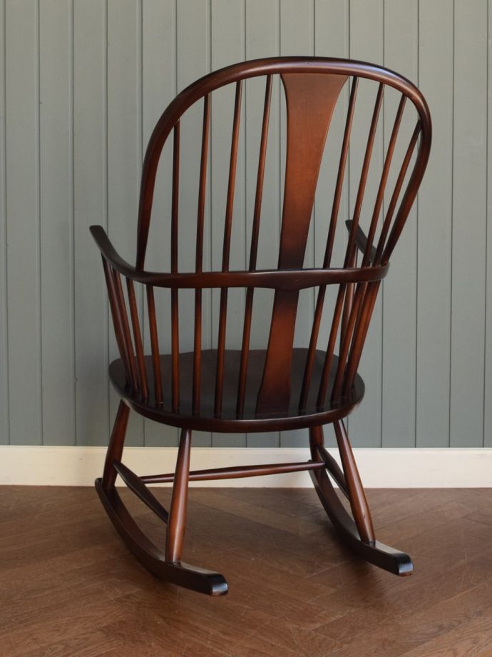 アーコールチェアの後ろ姿