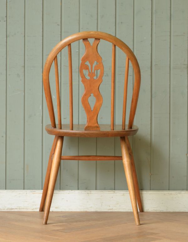 アーコールチェアの後ろ姿