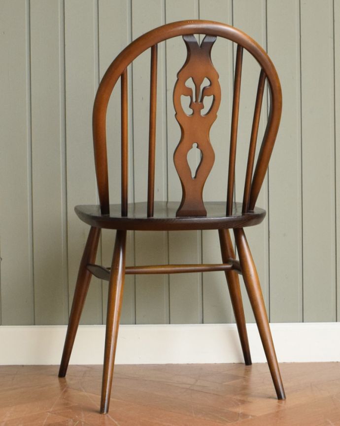 アーコールチェアの後ろ姿