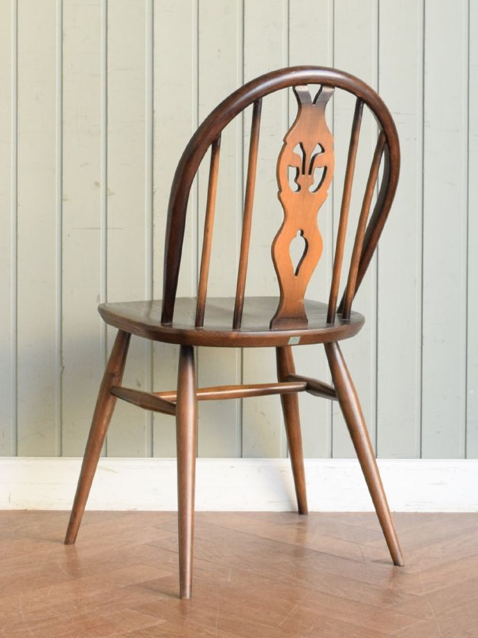 アーコールチェアの後ろ姿