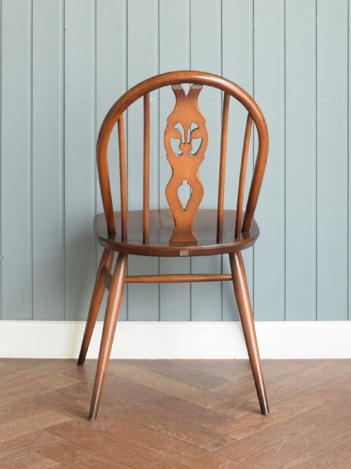 アーコールチェアの後ろ姿