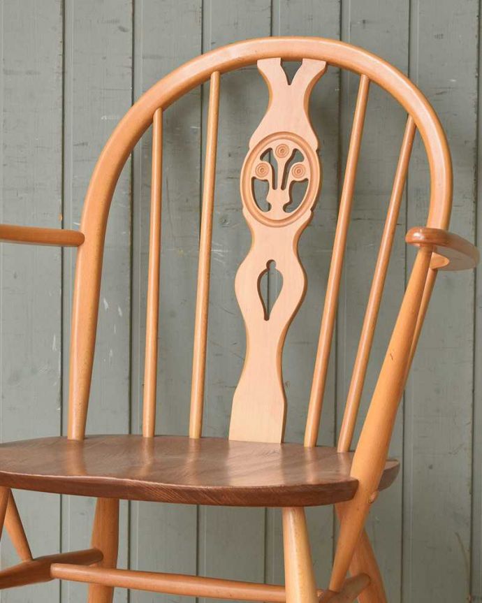 アーコールチェア　アンティーク チェア　アーコールのシスルバックチェア（カスタード色・ハの字脚・アーム付き・タグ付き・座面L）。背もたれ彫られたアーコールの象徴アザミの花（シスル）が背もたれに彫られているシスルバックチェア。(ear-18al-at)