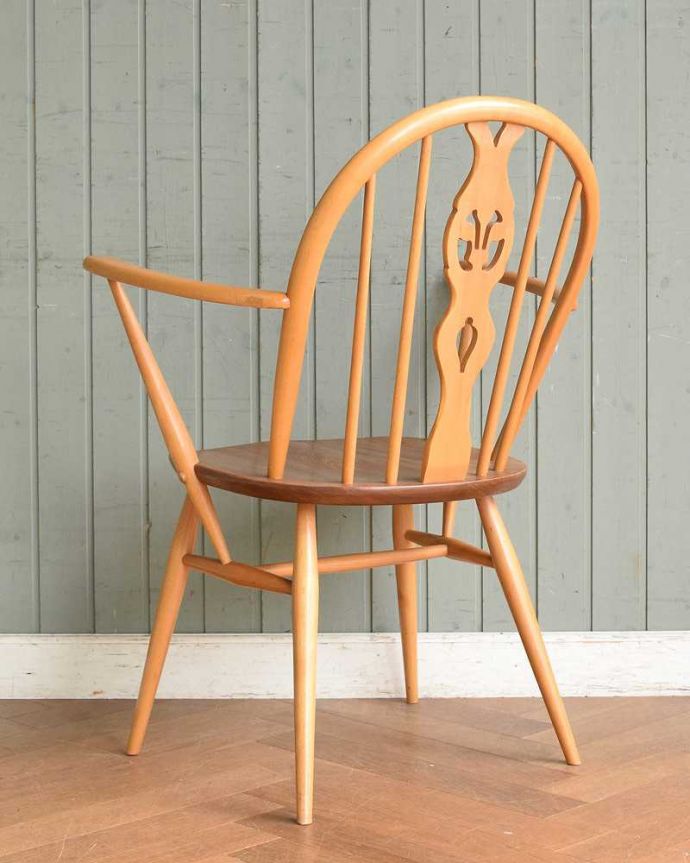 アーコールチェア　アンティーク チェア　アーコールのシスルバックチェア（カスタード色・ハの字脚・アーム付き・タグ付き・座面L）。後ろ姿にも自信アリ！アンティークなので経年変化によるキズはありますが、専門の職人がしっかり修復したアーコールです。(ear-18al-at)