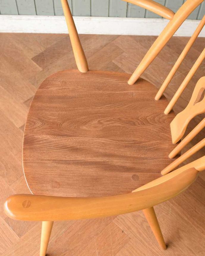 アーコールチェア　アンティーク チェア　アーコールのシスルバックチェア（カスタード色・ハの字脚・アーム付き・タグ付き・座面L）。ゆったり座れる大きな座面めずらしい大きなサイズの座面。(ear-18al-at)