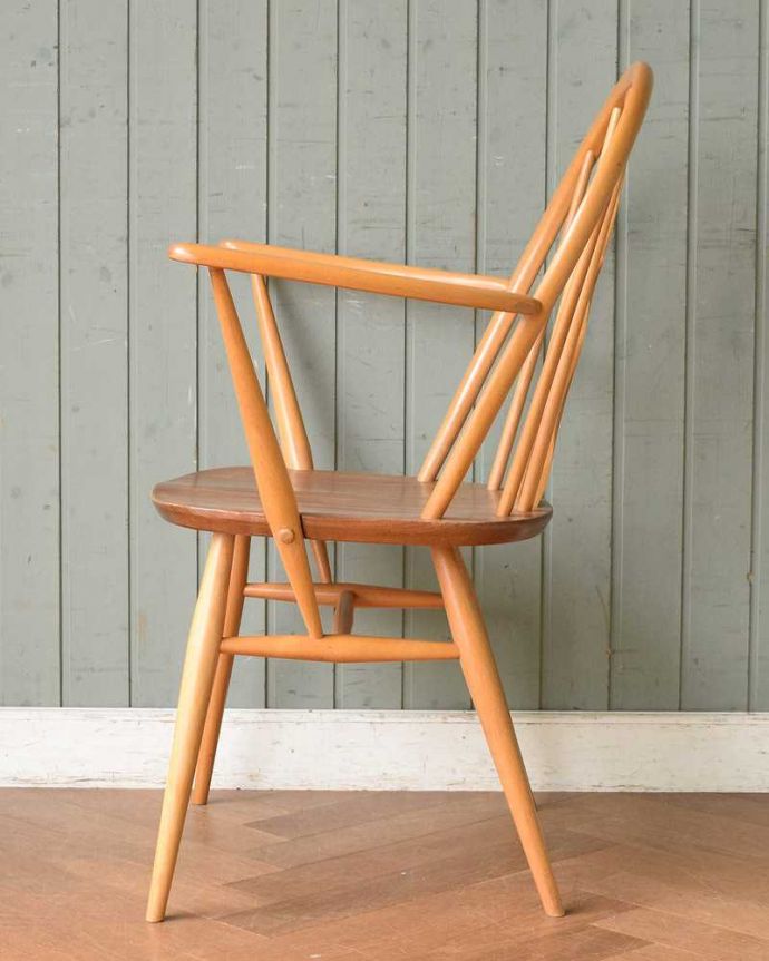 アーコールチェア　アンティーク チェア　アーコールのシスルバックチェア（カスタード色・ハの字脚・アーム付き・タグ付き・座面L）。横から見てもカッコいい！掛け心地のよさも自慢のアーコール。(ear-18al-at)