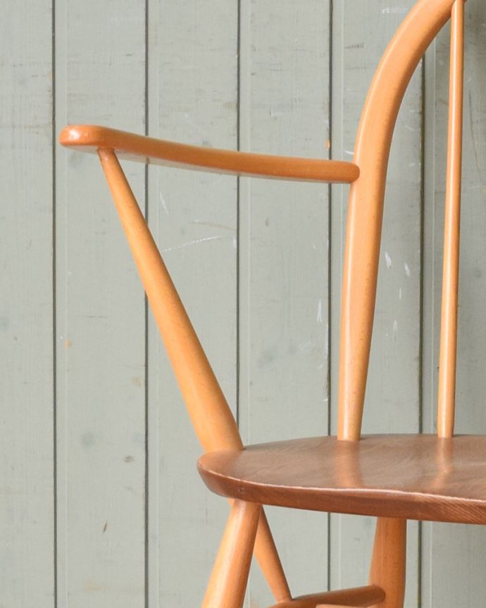 アーコールチェア　アンティーク チェア　アーコールのシスルバックチェア（カスタード色・ハの字脚・アーム付き・タグ付き・座面L）。ちょっと贅沢なアーム付き立ち上がる時に便利なアーム付き。(ear-18al-at)