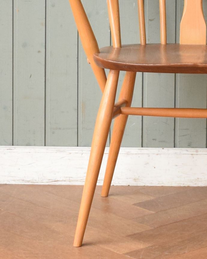 アーコールチェア　アンティーク チェア　アーコールのシスルバックチェア（カスタード色・ハの字脚・アーム付き・タグ付き・座面L）。移動もラクラクハの字タイプの脚の裏には、フェルトキーパーをお付けしています。(ear-18al-at)