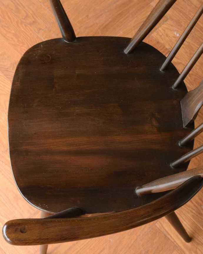 アーコールチェア　アンティーク チェア　アーコールのシスルバックチェア（オリーブチョコ色・ハの字脚・アーム付き・タグ付き・座面L）。ゆったり座れる大きな座面めずらしい大きなサイズの座面。(ear-18al-ct)