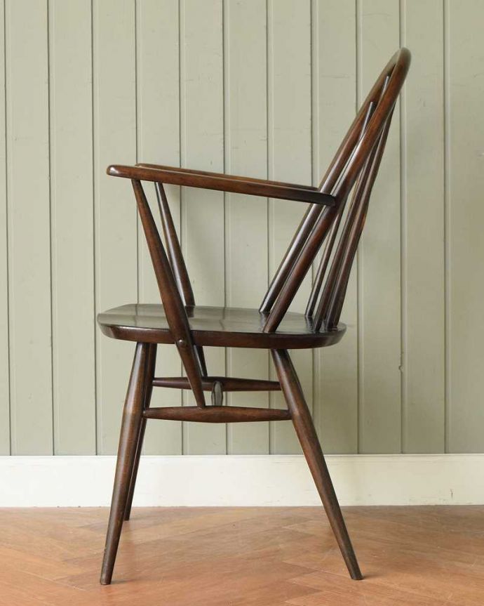 アーコールチェア　アンティーク チェア　アーコールのシスルバックチェア（オリーブチョコ色・ハの字脚・アーム付き・タグ付き・座面L）。横から見てもカッコいい！掛け心地のよさも自慢のアーコール。(ear-18al-ct)