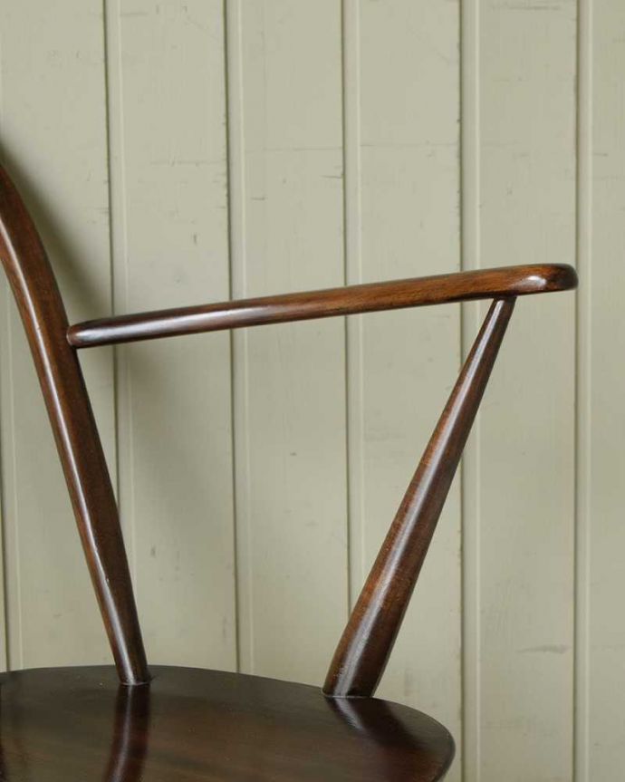 アーコールチェア　アンティーク チェア　アーコールのシスルバックチェア（オリーブチョコ色・ハの字脚・アーム付き・タグ付き・座面L）。ちょっと贅沢なアーム付き立ち上がる時に便利なアーム付き。(ear-18al-ct)