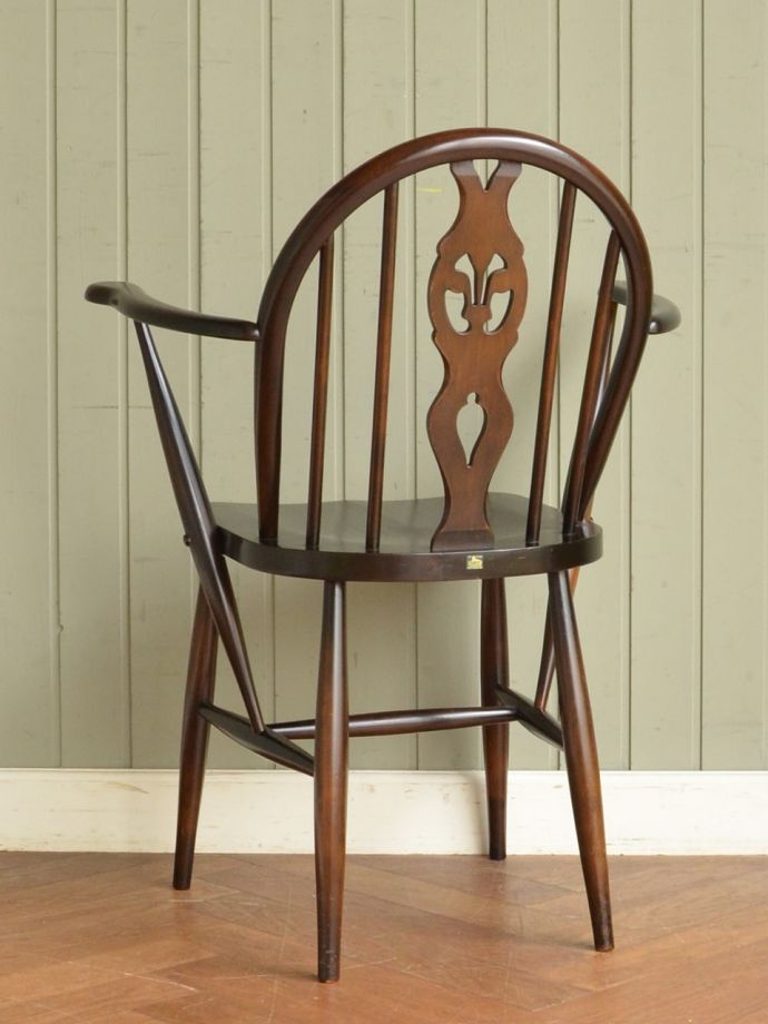 アーコールチェアの後ろ姿