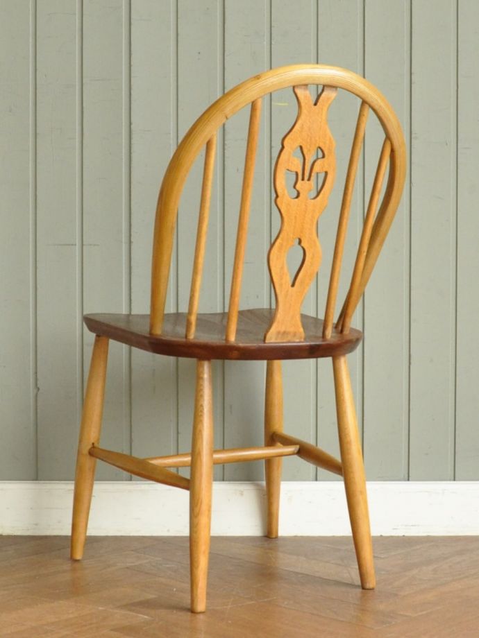 アーコールチェアの後ろ姿