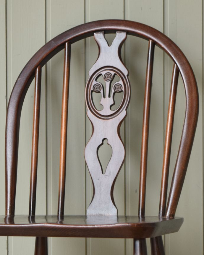 アーコールチェア　アンティーク チェア　アーコールのシスルバックチェア（アップルチョコ色・直線脚）。背もたれ彫られたアーコールの象徴アザミの花（シスル）が背もたれに彫られているシスルバックチェア。(ear-18m-p)