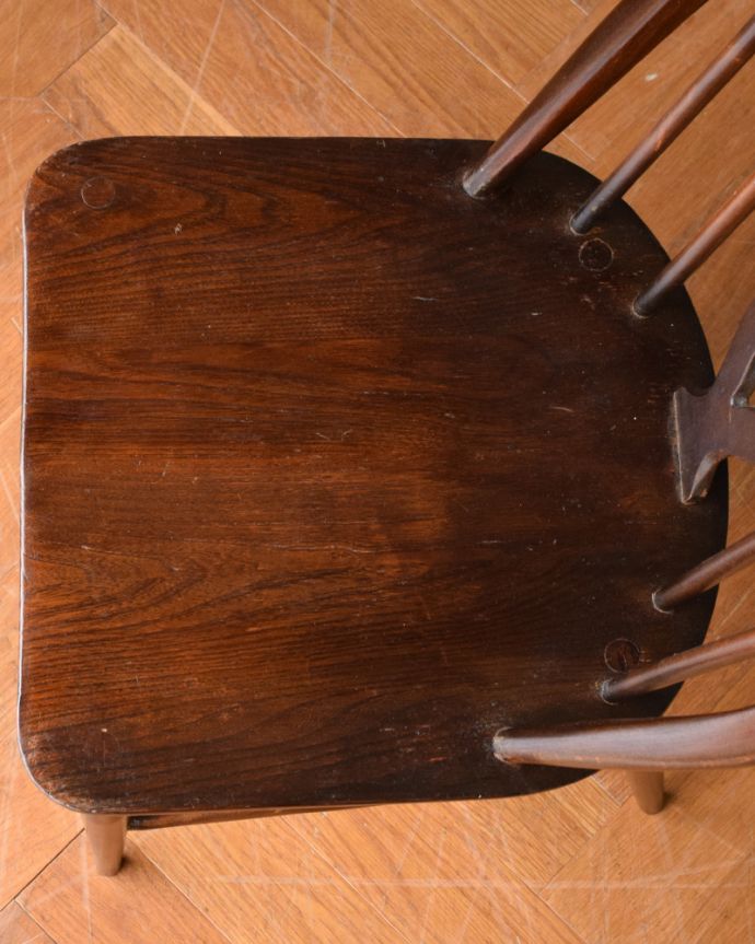 アーコールチェア　アンティーク チェア　アーコールのシスルバックチェア（アップルチョコ色・直線脚）。座面に隠されたヒミツお尻と太もも部分に座りやすいように入っている座繰りという彫。(ear-18m-p)